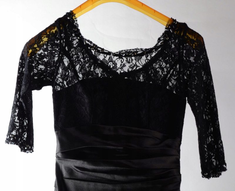 Elegancka wieczorowa suknia czarna koronka -4